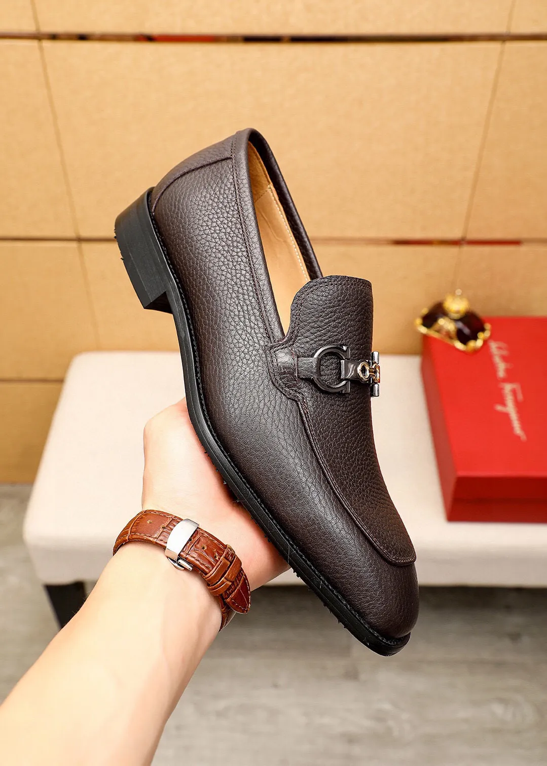Men's shoes 💰460 💐 Product trademark: Ferragamo "Ferragamo" casual leather shoes Regular size: 38-44 (45🉑️customized) Product materials: Selected imported first-layer pebbled calfskin upper + luxury hardware buckle, imported water-dyed cow leather lining. Strong three-dimensional visual effect, original combination outsole Color: 2⃣️colors available